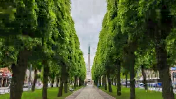 Un hiperlapso del monumento a la Libertad de Letonia — Vídeos de Stock