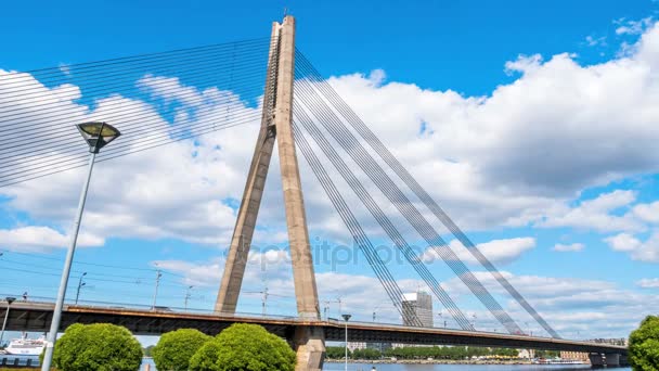 Мост Ваньсу в Риге - это кабельный мост, который пересекает Даугаву в Риге, столице Латвии. Это один из пяти мостов, пересекающих Даугаву в Риге — стоковое видео