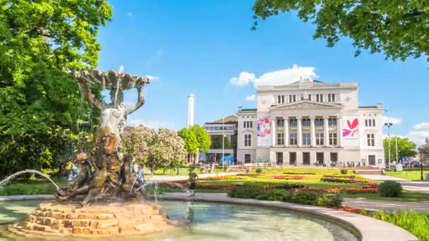 RIGA, LATVIA- 10 LUGLIO 2017: Teatro Lirico Nazionale Lettone in estate timelapse — Video Stock