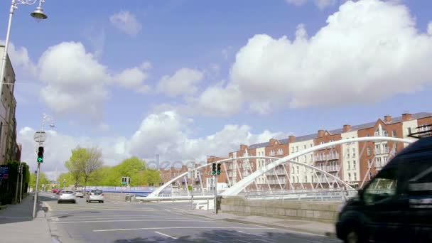 Dublin, Ierland - mei 15 2017: Panorama in zonnige dag van de brug van de Liffey in Dublin, Ierland — Stockvideo