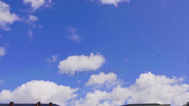 Panorama en Sunny day of Liffey Bridge en Dublín, Irlanda — Vídeo de stock