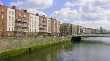  Dublin, İrlanda - 15 Mayıs 2017: Güneşli günde Liffey Bridge Dublin, İrlanda'nın Panorama