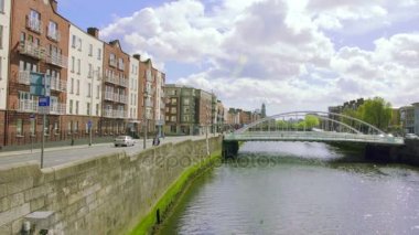  Dublin, İrlanda - 15 Mayıs 2017: Güneşli günde Liffey Bridge Dublin, İrlanda'nın Panorama