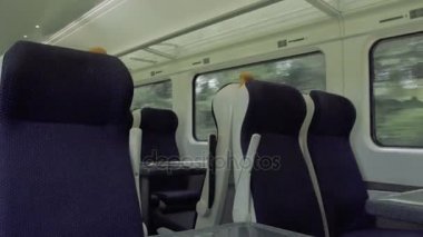Kapalı tren banliyö güneşli gün ile tam