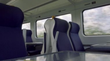 Kapalı tren banliyö güneşli gün ile tam