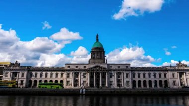  Dublin, İrlanda - 15 Mayıs 2017: Görünümü Dublin timelapse Custom House, güney cephesinde Liffey Nehri arasında