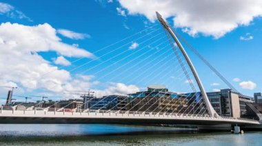 Modern köprü ve bina Timelapse Dublin İrlanda