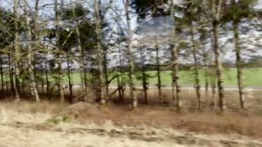 bir trenin penceresinden manzara geçme görünüm