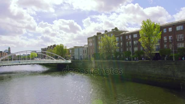 Panorama bei sonnigem tag von liffey bridge in dublin, irland — Stockvideo