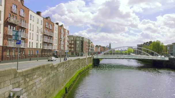 DUBLIN, IRLAND - MAJ 15 2017: Panorama in Sunny day of Liffey Bridge i Dublin, Irland – Stock-video