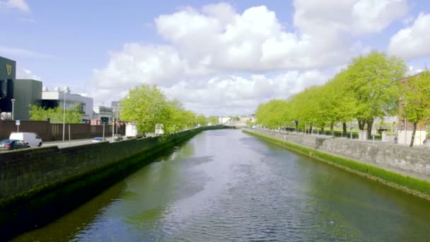 Panorama em dia ensolarado de Liffey Bridge em Dublin, Irlanda — Vídeo de Stock