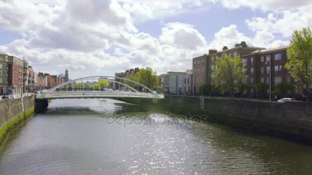 Panorama em dia ensolarado de Liffey Bridge em Dublin, Irlanda — Vídeo de Stock