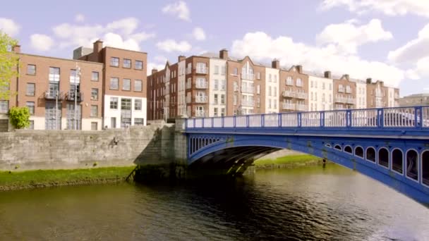 Panorama bei sonnigem tag von liffey bridge in dublin, irland — Stockvideo