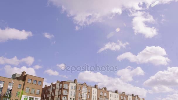 Panorama en Sunny day of Liffey Bridge en Dublín, Irlanda — Vídeo de stock