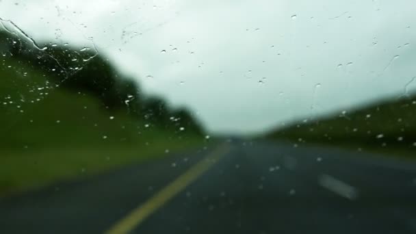 Voiture sur autoroute, autoroute sous la pluie — Video