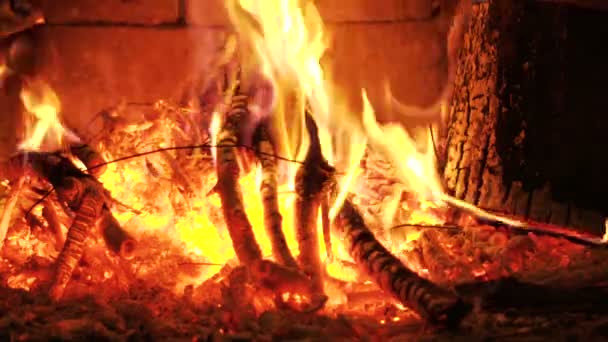 Pěkný Dřevěný Oheň Proti Černému Pozadí Krb — Stock video