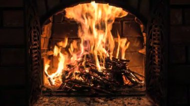 Güzel ahşap yangına karşı siyah arka plan, şömine