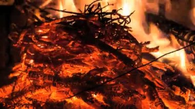 Güzel ahşap yangına karşı siyah arka plan, şömine