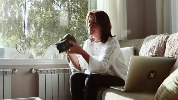 Femme Photographe Aux Yeux Clairs Aux Cheveux Bruns Vêtue Une — Video