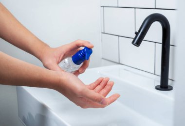 Bakteri ve virüslerden korunmak için dezenfektan el jeli uygulanıyor.
