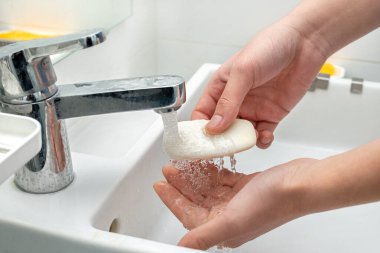 Bakteri ve virüslerden korunmak için ellerini sabunla yıkıyorsun.
