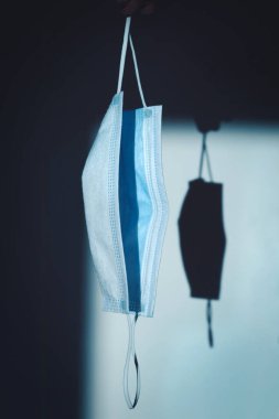Cerrahi yüz maskesi gölge ile asılı (konsept başarısız veya tamamlanmış işlem )