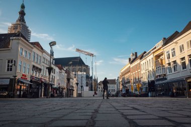 BREDA - 16 Mart 2020 'de Breda, Hollanda' da Coronavirus salgını nedeniyle boş sokak sahnesi. İnsanlara evlerinde kalmaları ve sadece gerektiğinde dışarı çıkmaları tavsiye edilir.. 