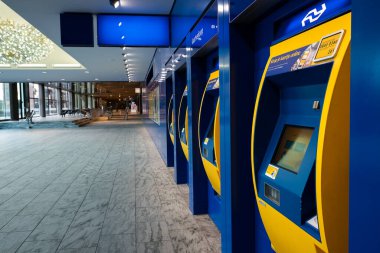 BREDA - 27 Mart 2020 'de Breda, Hollanda' daki boş tren istasyonu manzarası. Coronavirus salgını birçok boş halka açık alana yol açtı. İnsanlar temas kurmamak için evde kalırlar.. 
