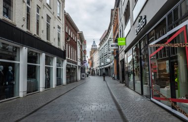 2 Nisan 2020 'de Breda, Hollanda' da Coronavirus salgını nedeniyle boş alışveriş caddesi manzarası. İnsanlara evlerinde kalmaları ve sadece gerektiğinde dışarı çıkmaları tavsiye edilir.. 
