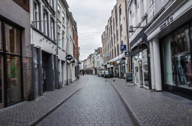 2 Nisan 2020 'de Breda, Hollanda' da Coronavirus salgını nedeniyle boş sokak manzarası. İnsanlara evlerinde kalmaları ve sadece gerektiğinde dışarı çıkmaları tavsiye edilir.. 