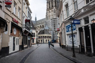 2 Nisan 2020 'de Breda, Hollanda' da Coronavirus salgını nedeniyle boş sokak manzarası. İnsanlara evlerinde kalmaları ve sadece gerektiğinde dışarı çıkmaları tavsiye edilir.. 