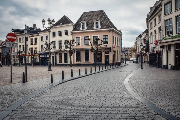 2 Nisan 2020 'de Breda, Hollanda' da Coronavirus salgını nedeniyle boş sokak manzarası. İnsanlara evlerinde kalmaları ve sadece gerektiğinde dışarı çıkmaları tavsiye edilir.. 