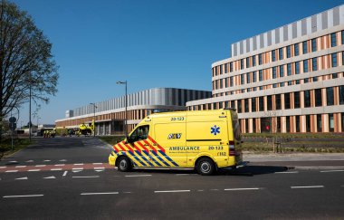 9 Nisan 2020 'de Breda, Hollanda' daki Amphia hastanesine bir ambulans geliyor. Koronavirüs salgını sırasında sağlık çalışanları hastalara yardım etmek için fazla mesai yapıyorlar.. 