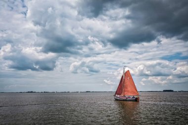 Hollanda, Friesland 'da bir gölde yelkenli.