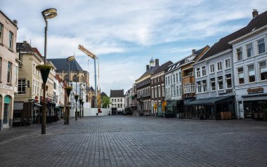2 Nisan 2020 'de Breda, Hollanda' da Coronavirus salgını nedeniyle boş sokak manzarası. İnsanlara evlerinde kalmaları ve sadece gerektiğinde dışarı çıkmaları tavsiye edilir.. 