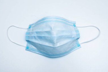 Beyaz arka planda cerrahi yüz maskesi