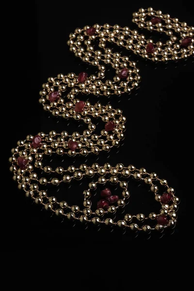 Installation von Perlen in Form einer Schlange. — Stockfoto