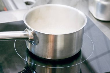 Restoranda akşam yemeği için pilavlı indüksiyon tavası..