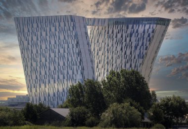 Kopenhag, Danimarka - 24 Temmuz 2012: Bella Sky Comwell Oteli, Danimarka 'nın Kopenhag eyâletinin Orestad ilçesine bağlı Bella Convention ve Congress Center' ın bitişiğindeki 4 yıldızlı bir konferans otelidir..