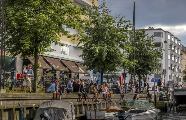 Kopenhag, Danimarka - 24 Temmuz 2012: Nyhavn Kopenhag 'ın bir parçasıdır ve her zaman mutlu insanlarla doludur. Nyhavn 'la ilgili bir sürü hikaye var.