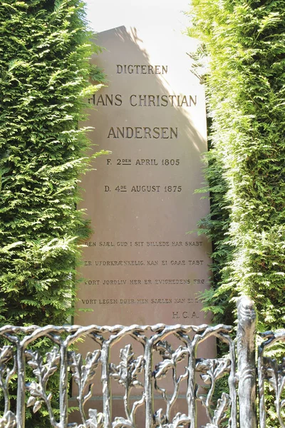 Kopenhag, Danimarka - 24 Temmuz 2012: Ünlü şair Hans Christian Andersen 'in mezarı ve mezar taşı