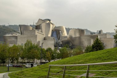 Bilbao, Bask Ülkesi, İspanya. 26 Mart 2017 Guggenheim Müzesi cephesi. Bina cam, titanyum ve kireç taşıyla kaplı. Frank Gehry tasarlamış..