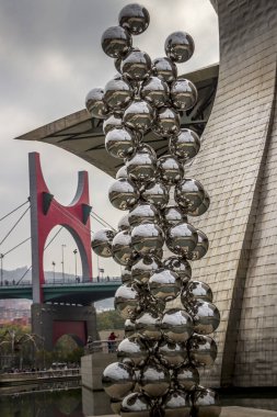 BILBAO, SPAIN - 19 Mart 2015: İspanya 'nın Bilbao kentindeki Guggenheim Müzesi önünde Anish Kapoor tarafından yansıtılan 80 paslanmaz çelik toptan oluşan 