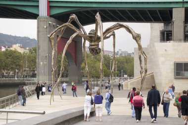 Bilbao, Bask Ülkesi, İspanya. 26 Mart 2017 Guggenheim Müzesi cephesi. Bina cam, titanyum ve kireç taşıyla kaplı. Frank Gehry tasarlamış..