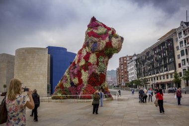 Bilbao, İspanya - Haziran 2018: Jeff Koons tarafından tasarlanan heykel, İspanya 'nın Bilbao kentindeki Guggenheim müzesinin önünde.