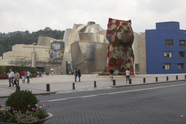 Bilbao, İspanya - Haziran 2018: Jeff Koons tarafından tasarlanan heykel, İspanya 'nın Bilbao kentindeki Guggenheim müzesinin önünde.