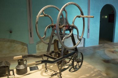 Morales de Toro / Zamora, İspanya - 28 Eylül 2014: Eski günlerde şarap üretimi, İspanya 'da eski moda şarap üretiminde kullanılan makineler, kırmızı şarap ve beyaz şarap yapımında kullanılan makineler