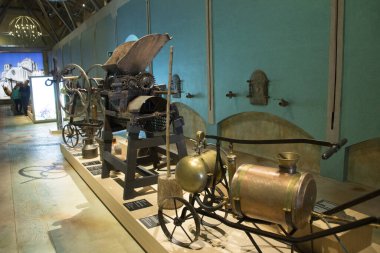 Morales de Toro / Zamora, İspanya - 28 Eylül 2014: Eski günlerde şarap üretimi, İspanya 'da eski moda şarap üretiminde kullanılan makineler, kırmızı şarap ve beyaz şarap yapımında kullanılan makineler