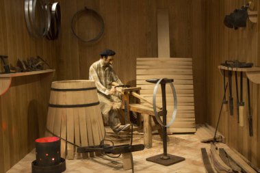 Morales de Toro / Zamora, İspanya - 28 Eylül 2014: Eski günlerde şarap üretimi, İspanya 'da eski moda şarap üretiminde kullanılan makineler, kırmızı şarap ve beyaz şarap yapımında kullanılan makineler