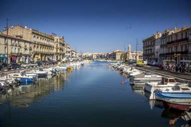 Sete, Fransa - 01Ekim 2014: Fransa 'daki koltuk şehri, kentteki çoğu restorandan görülebilen tekne ve kanal
